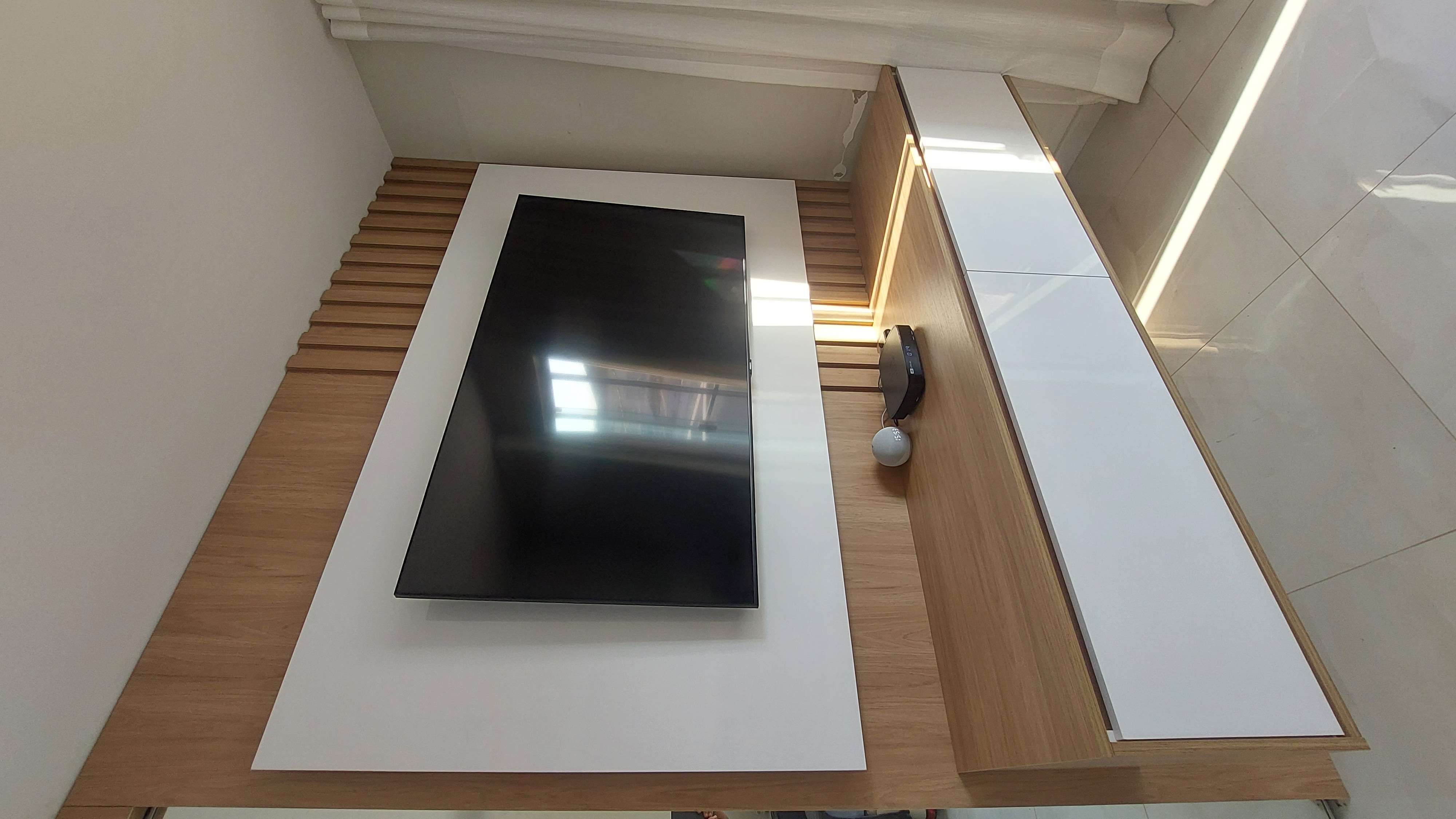 Painel de TV com prateleiras
